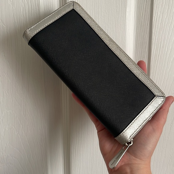 Michael Kors Long Wallet EUC - Picture 3 of 8